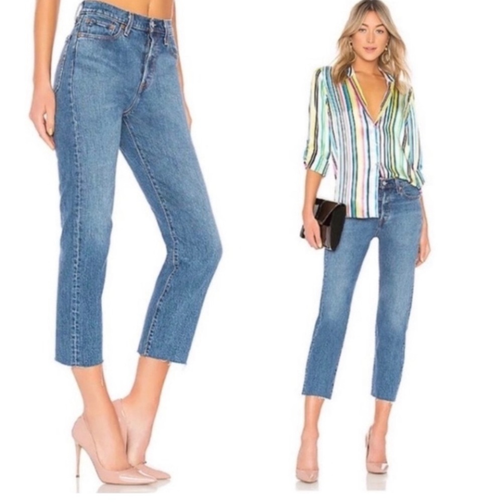 Levi’s Wedgie Straight in Love Triangle
Classic High-Rise Cropped Jeans Blue